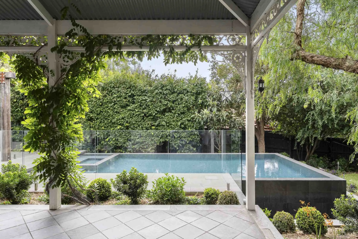 Autumn-ready pool in Kew 3
